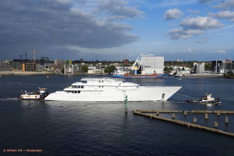the transport with pusher and tug with in background Wilson Hook and crane Skyfall at OMYA on a sunny moment