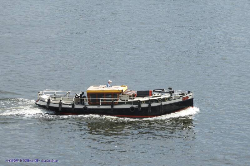 pleasureboat MEVO, the man looks like a LEGO doll, half body, only the top part and then clicked on the roof., The cap also matches