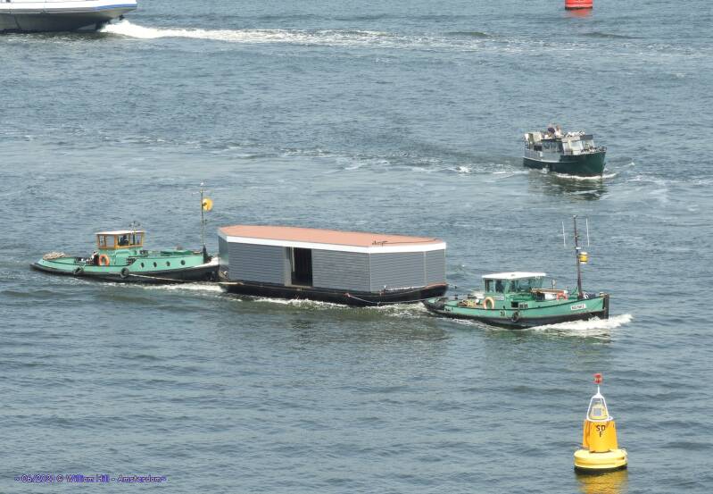 tugs NIENKE and TRIO with a brick?