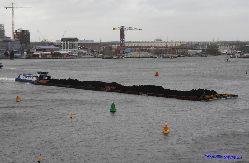 LIBRA with 4 barges with coal
