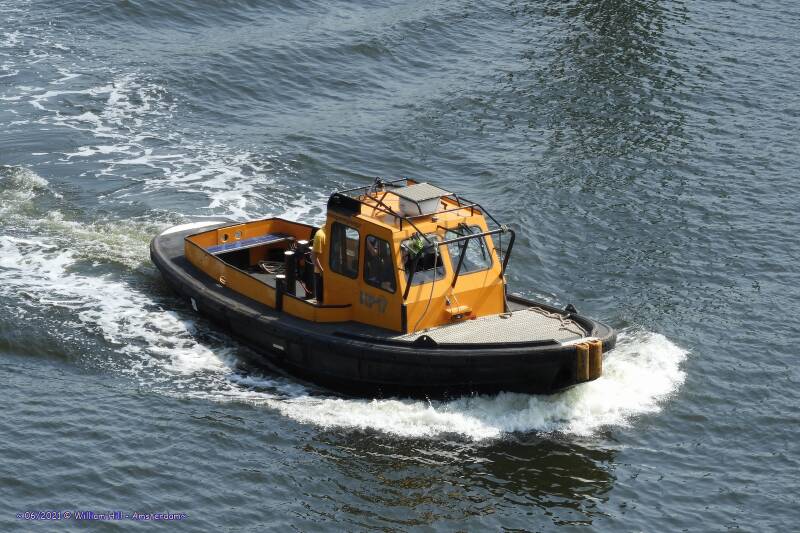 vlet KP17 brings the harbor-pilot to this side