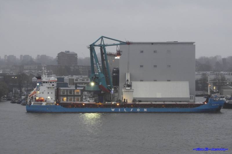 Unloading in the rain only a small part of the deck is open