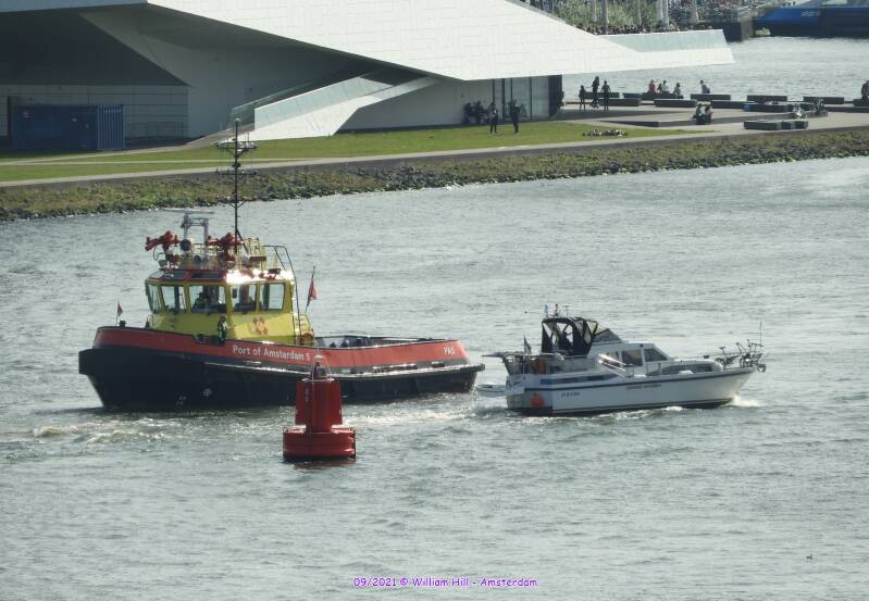 19)..even on this sunday you are not allowed to sail on the wrong side and this sweet water &#039;captain&#039;is directed to the right side by the port authority ((hehehe)