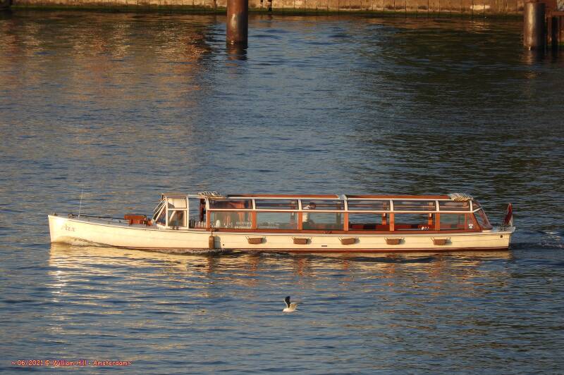 canalboat PAX, look mom.. with no hands on the wheel!