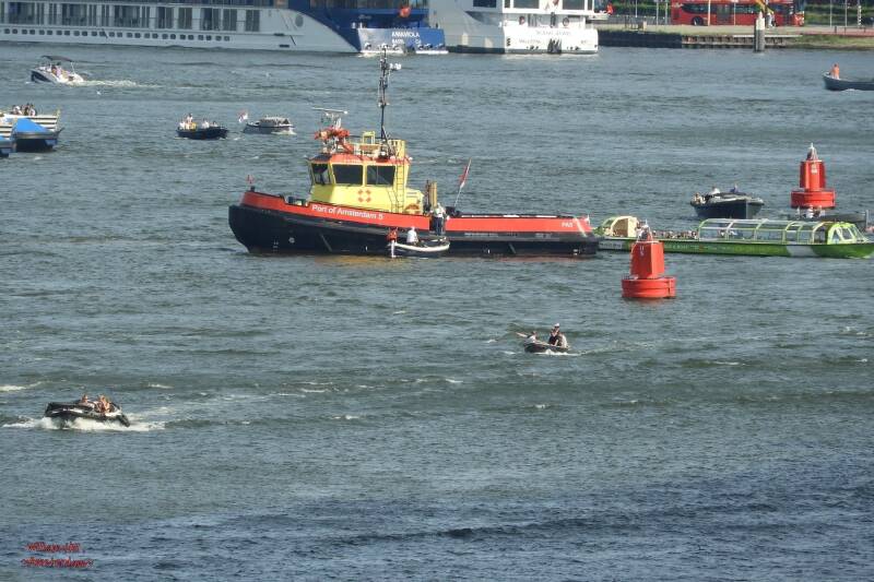 PA5 having pleasure with the pleasureboats who all know better