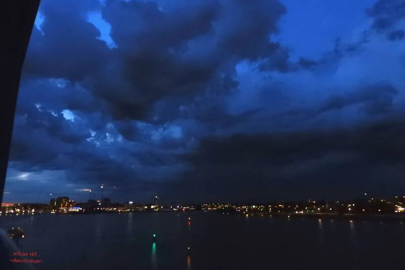 (2) - at 22:43 thunder clouds come in