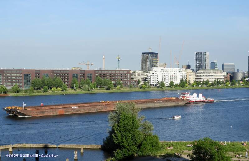 HERKULES II with empty barges