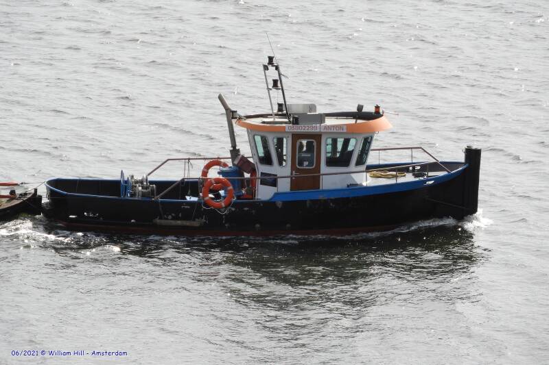 12) pleasureboat/tug ANTON