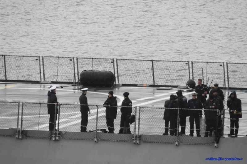 French navy and ..a piper..?  At Waterloo they didn&#039;t like them.