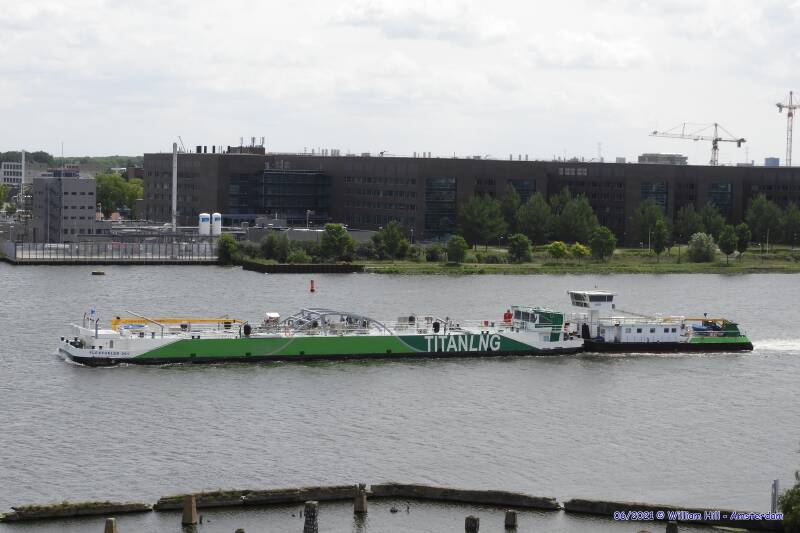 tankerbarge FLEXFUELLER 001 + pushboat TOBA