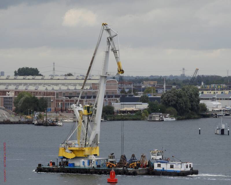 pusher PARDOES with floating crane MICHIEL de RUITER
