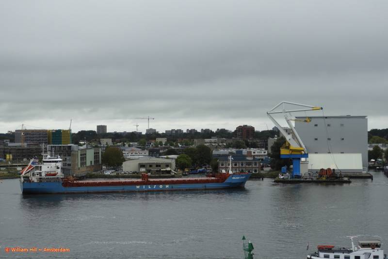 WILSON STADT  waiting for the crane to make berth