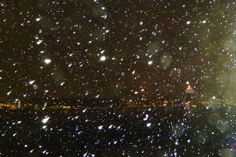 06/23:41 as promised, it is snowing