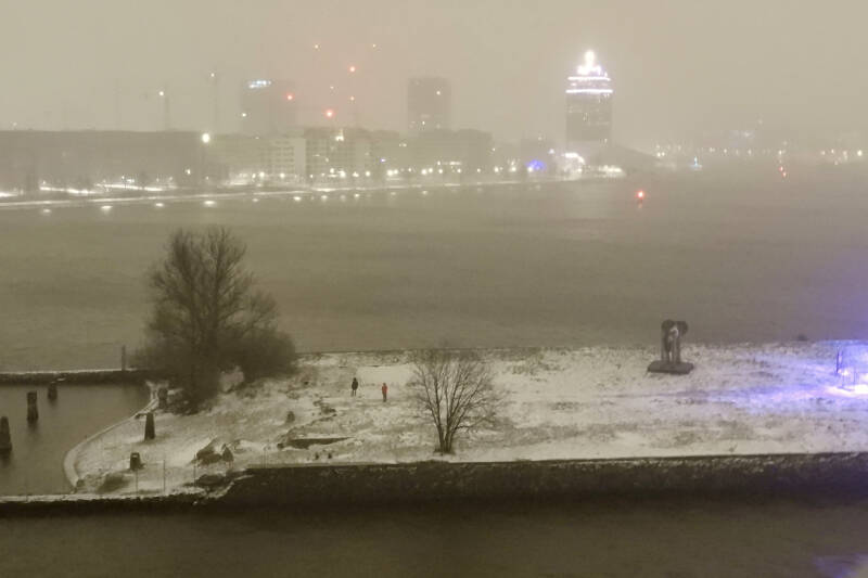 01:32, all is getting white, two dogwalkers and somewhere in the white, a dog too