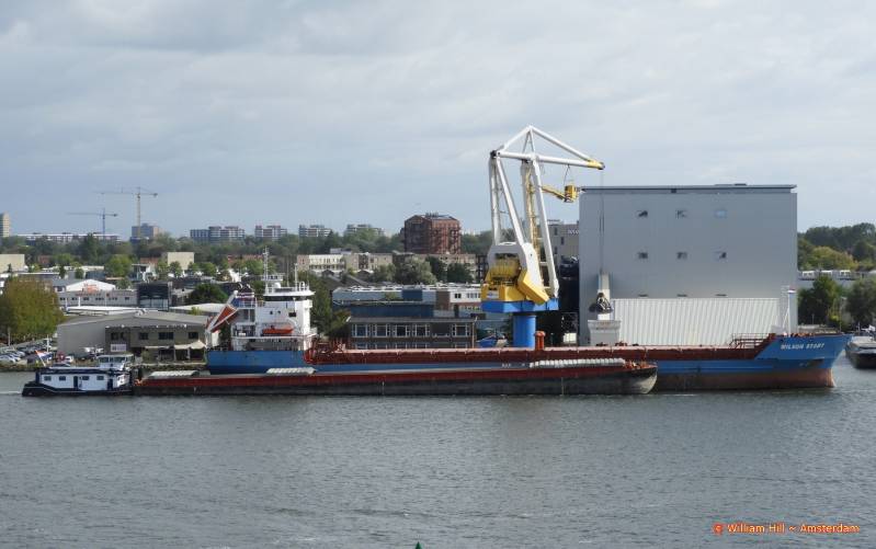 (17) - the crane is ready with the Wilson STADT and doing now the rest from the barge (earlier load  from the STADT that gets unloaded to lighten the ship to get to here)