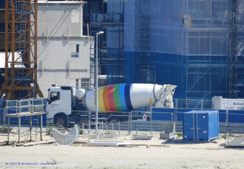 Hey, rainbow colors.., Onding watching?