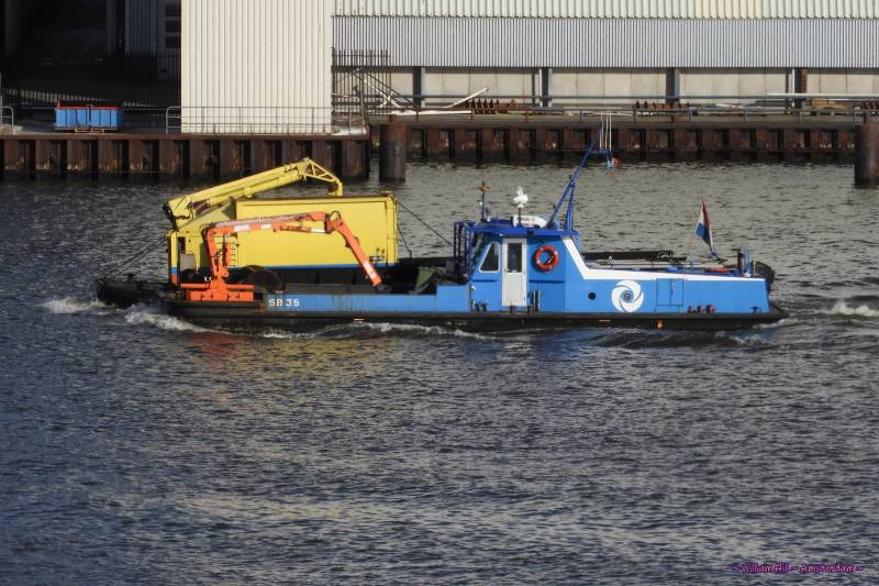 (04)  -  SB35 , with (yellow) vacuumcleaner to clean the banks