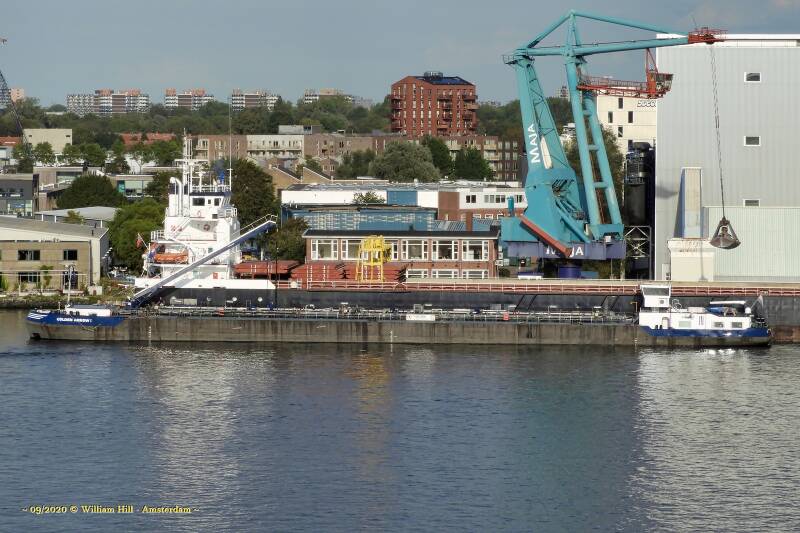 inlandtanker GOLDEN ARROW 1 alongside
