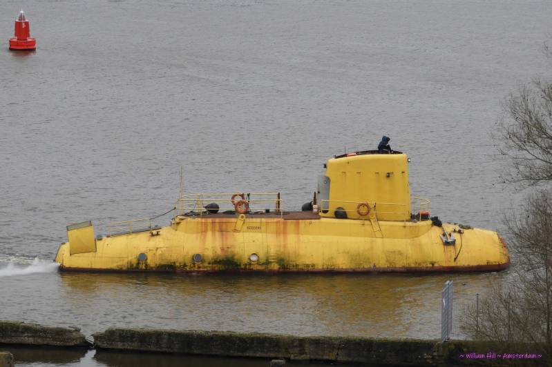(05)  -   a dirty YELLOW SUBMARINE