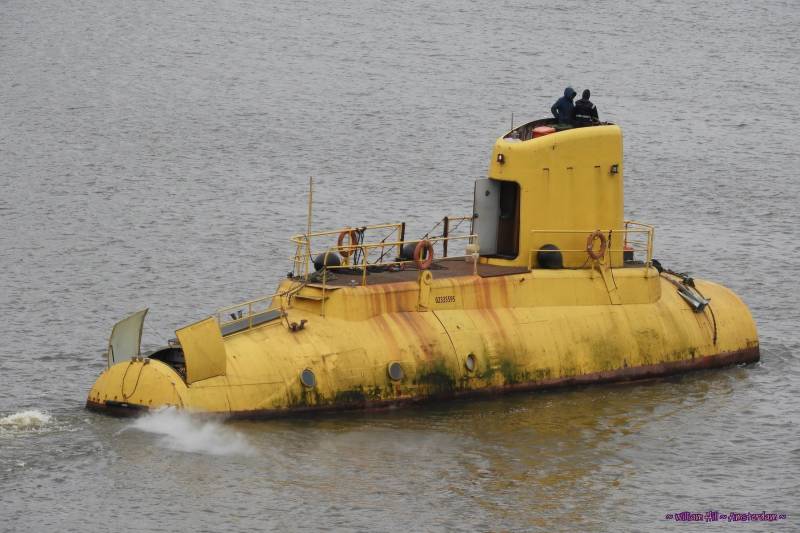 YELLOW SUBMARINE
