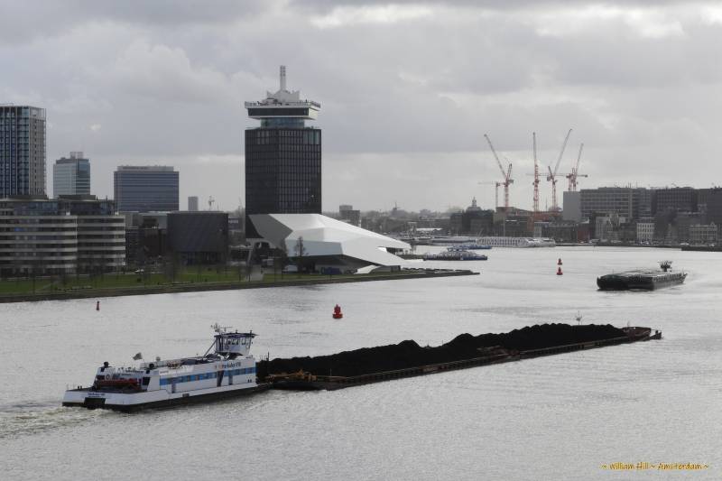 HERKULES VIII with barges with coal