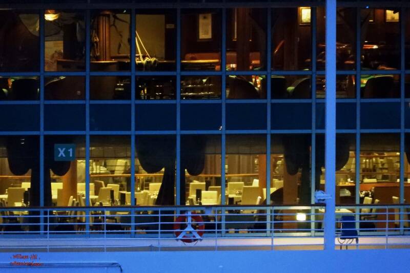 it is silent in the restaurant