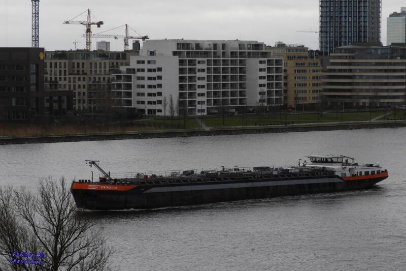 (04)  tanker 'Synthese 10'