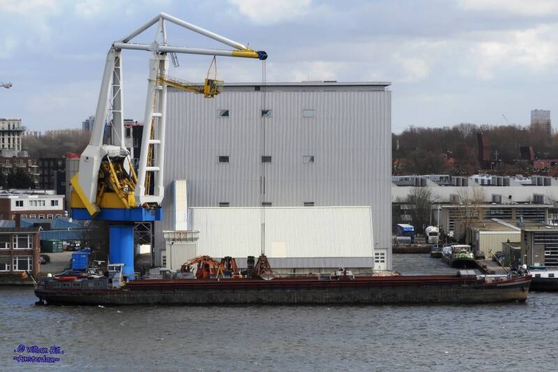 unloading cargo 'Amphira'