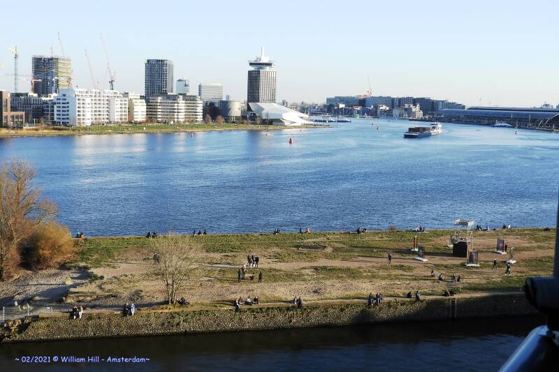 it&#039;s nice weather, many go out and keeping (here) a little distance