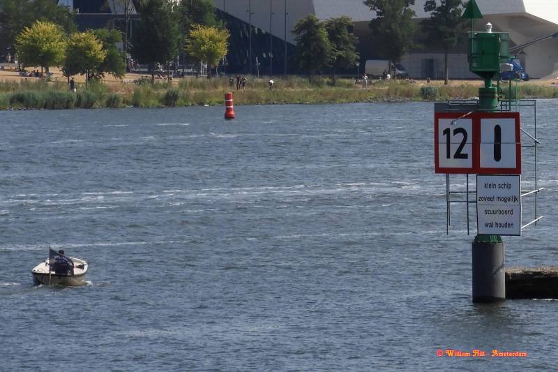 .. who read the important signals, here another example (small boats as far as possible to the rightside)   "it is not for me, noo I have a big boat ! I go to the middle"