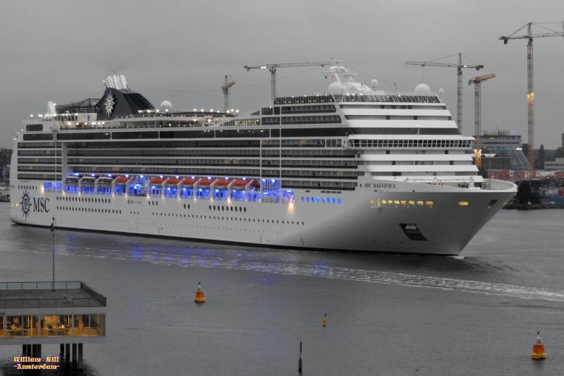 passengership MSC Magnifica (294x32m)  
