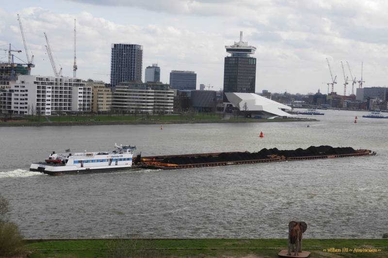 HERKULES VIII with barges coal
