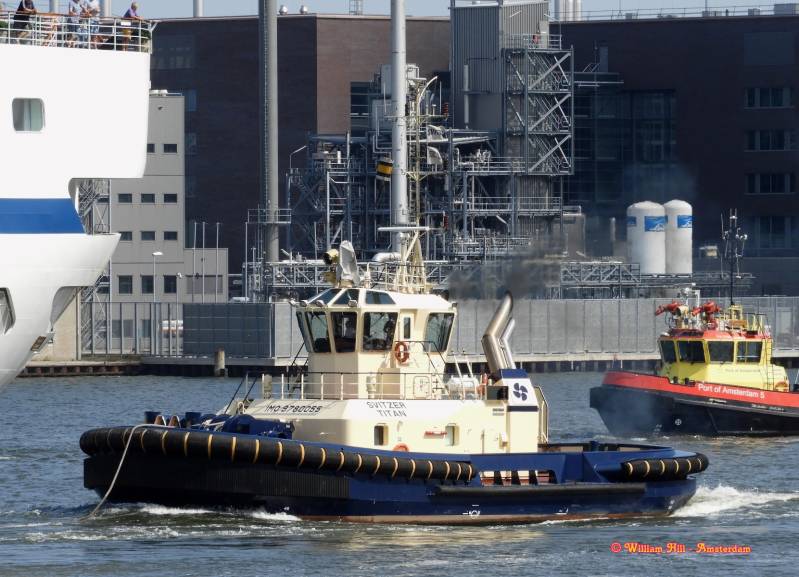assisting tug 'Svitzer Titan'