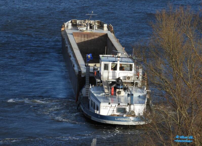 pushboat 'Condor' turning in heavy wind