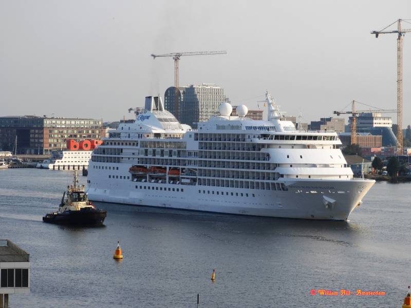 the arriving 'Seven Seas Navigator'