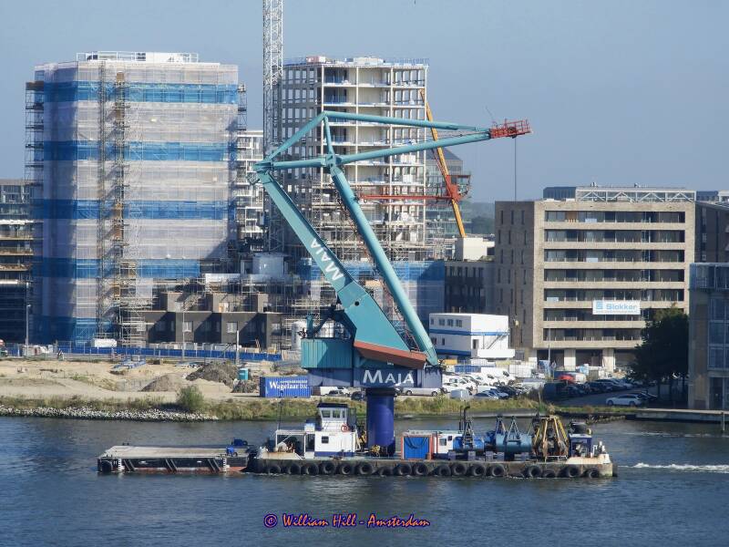 floating crane MAJA ENTERPRISE here...