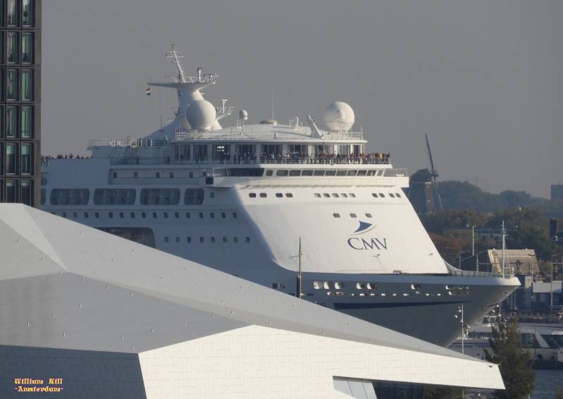 'Columbus' peeking over the filmmuseum