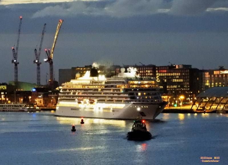 7:13, passengership 'Viking Sky' departs