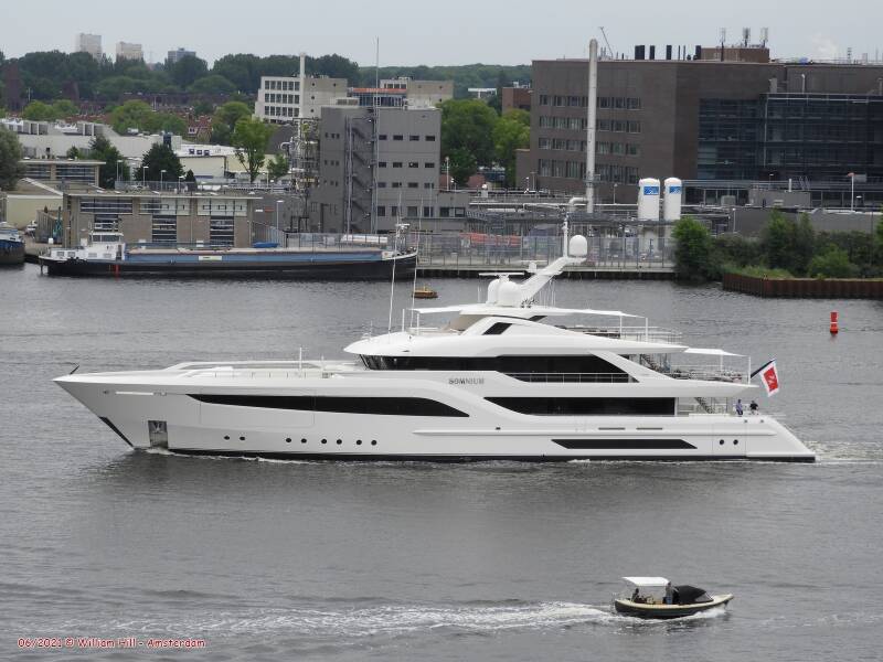 19) yacht SOMNIUM  (55x10m)