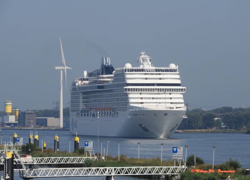 MSC Magnifica approaching