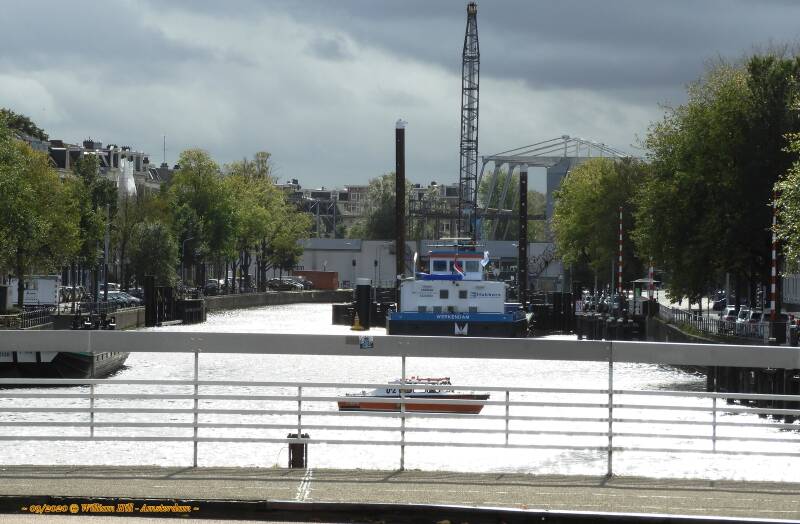 a look to the right when walking over the bridge of the Houtmankade (streetname), workship Adriaan