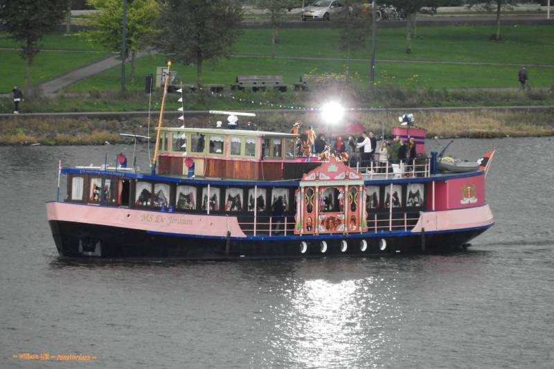 MS. De JORDAAN with some filmmakers..