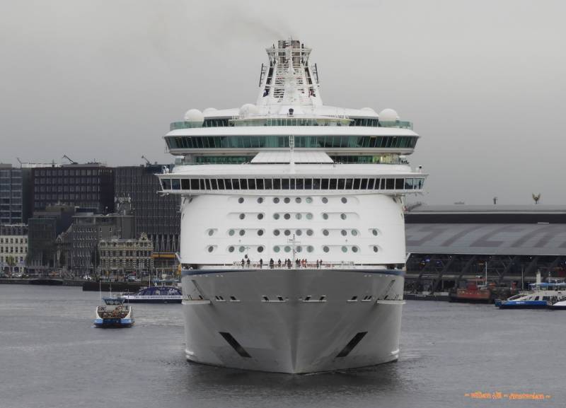 (22)  -  EXPLORER OF THE SEAS (311x49m) departing