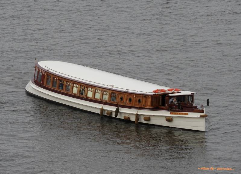 salonboat SOEVEREIN making room for her