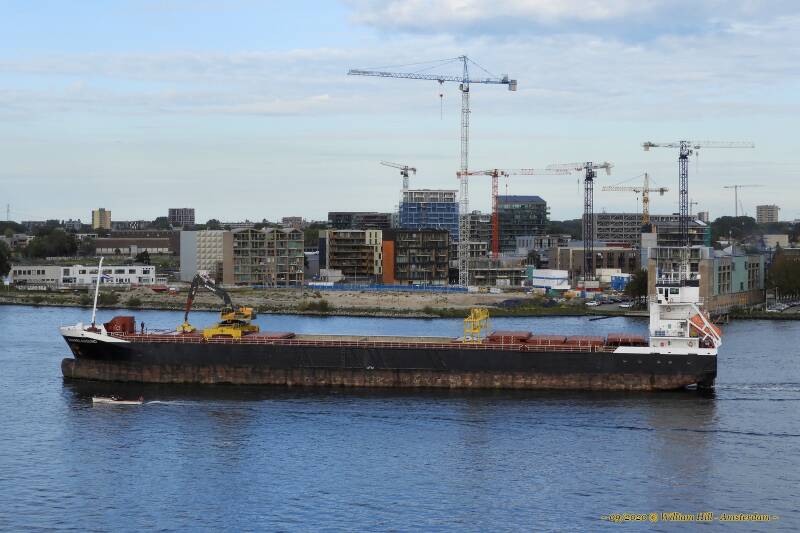 There is plenty of room for a pleasure boat but this one takes up the middle of the fairway, so the one for whom the middle is, is pushed aside by the pleasure boat ... Sigh, some people ..