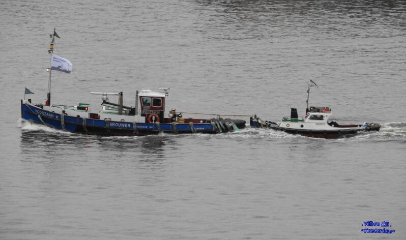 tugs 'Voorzaan III' + 'Koerier'