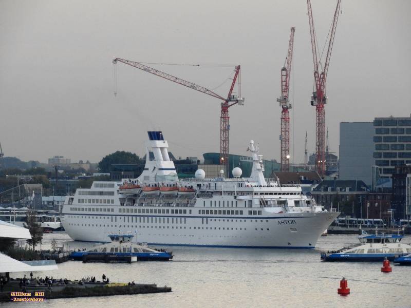 Departing passengership 'Astor'