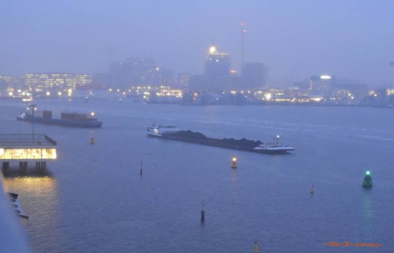 (1)  -  Waiting in the mist for a cruiseship to pass, (ships of 110mtr and larger may not pass the old pier at the same time a big cruiseship does, the same goes for the small passage behind central station)