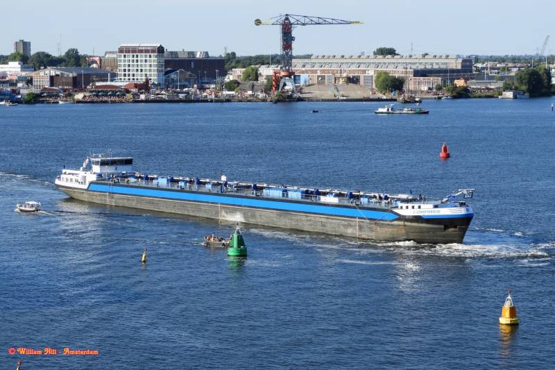 nicely waiting tanker 'Compass'