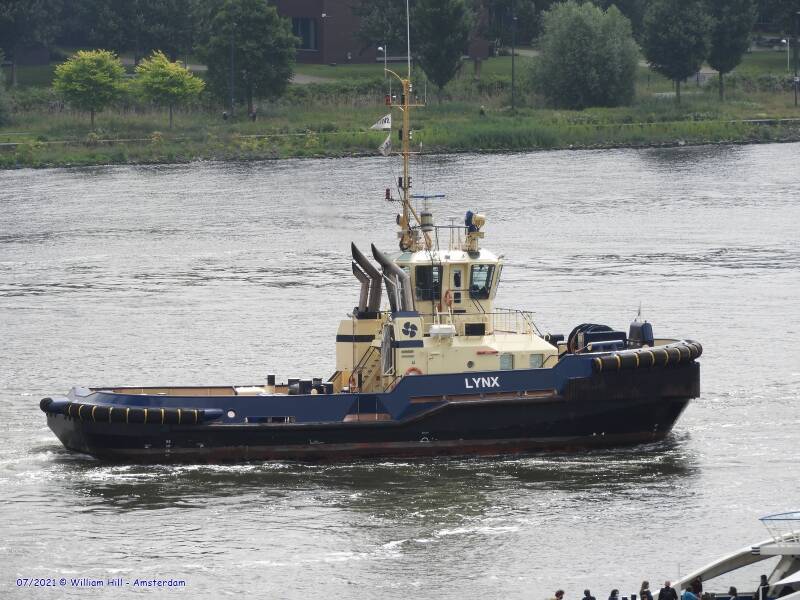 the assisting tug,another floor.. LYNX